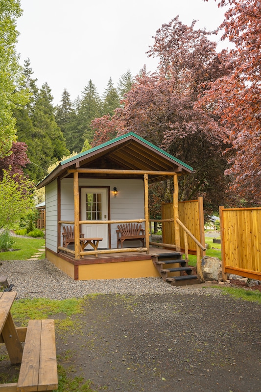 Small Cabin you can rent at Umpqua Last Resort