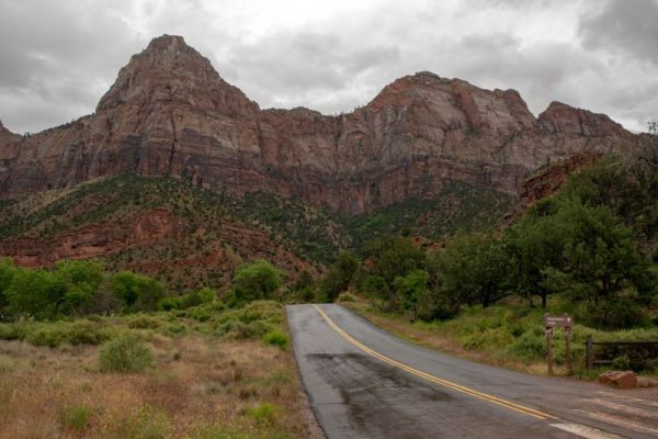 road leading into Zion National Park