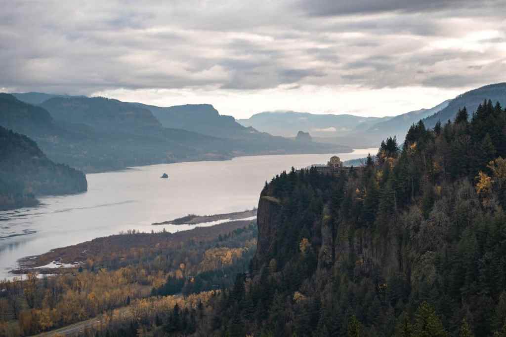 vista house in columbia river gorge