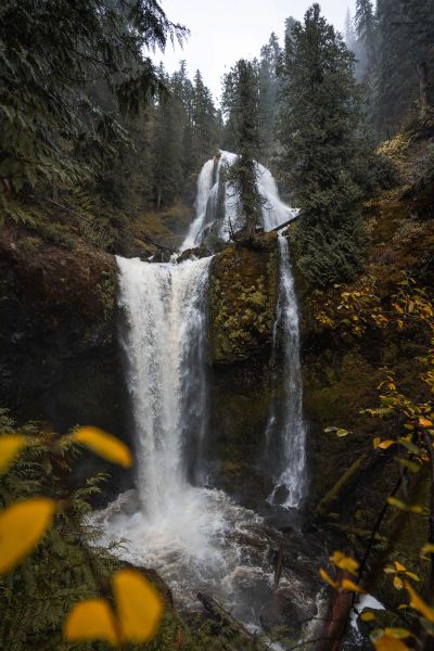 waterfall hike in the Columbia river gorge