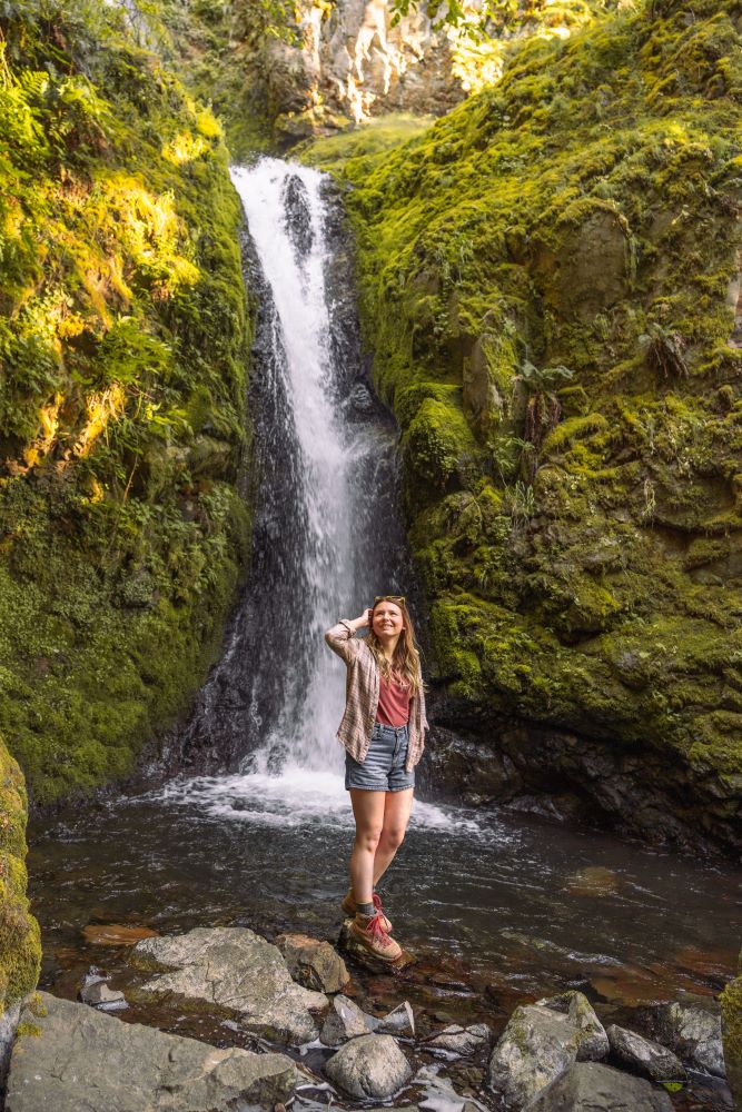 Waterfall hiking outfit in Oregon in summer