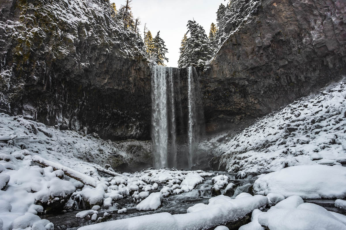 Tamanawas falls frozen in winter