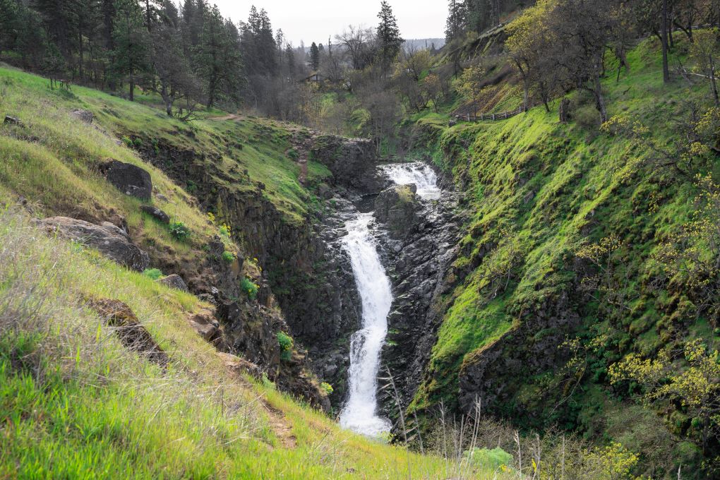 waterfall on Mosier Plateau trail